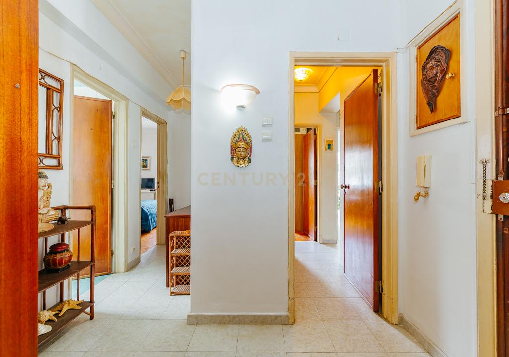 T3 Muito Luminoso com Excelente Localização na Amadora! - Image 3